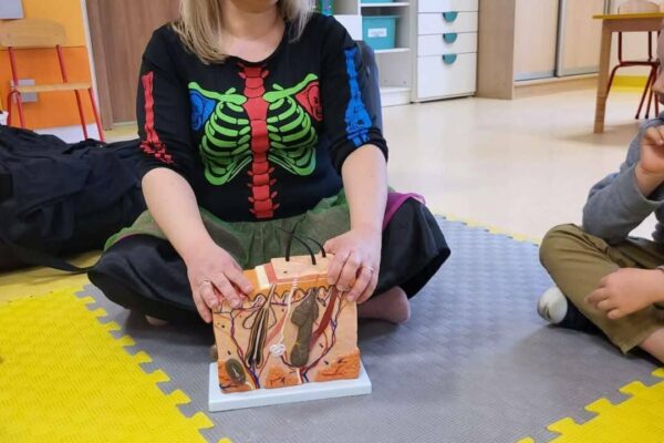 e3a76079-880c-42bc-bffd-61787f428f3c